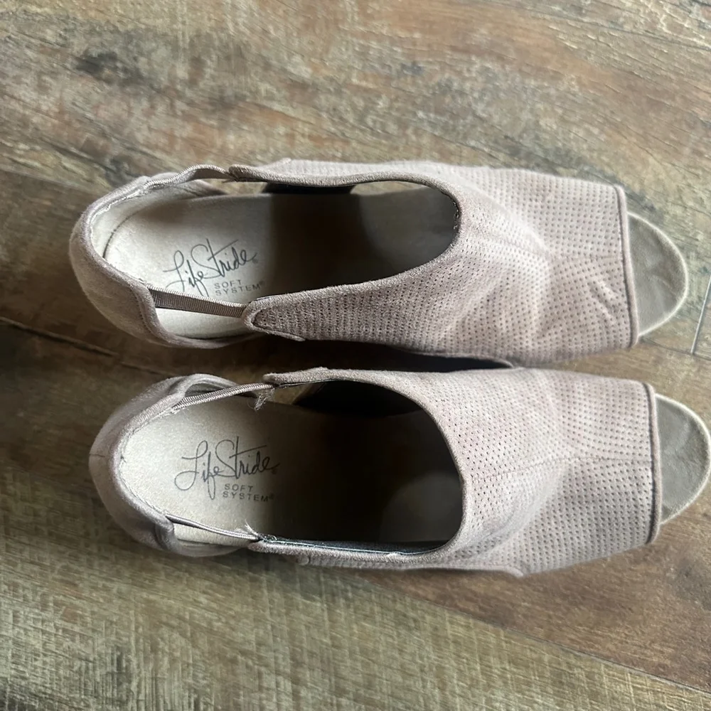 Women's Life Stride Wedge Heel Shoes Beige Size 11